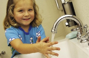 Мытье рук ребенком с целью профилактики аскаридоза