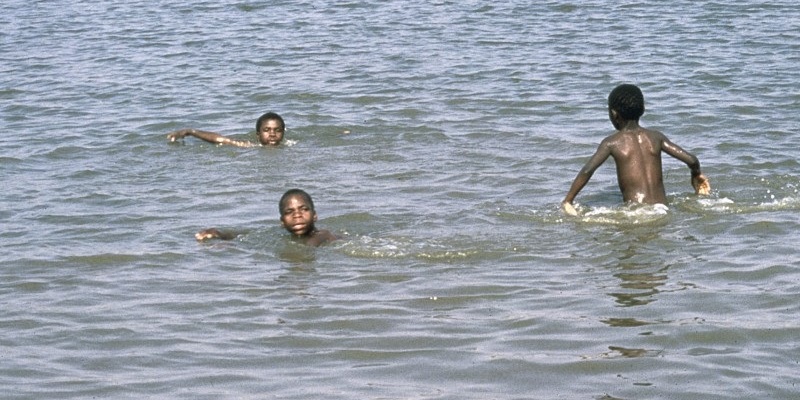 Дети купаются в воде зараженной шистосомой Мансони